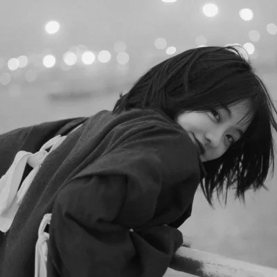 黑白高清女生可爱头像真人图片