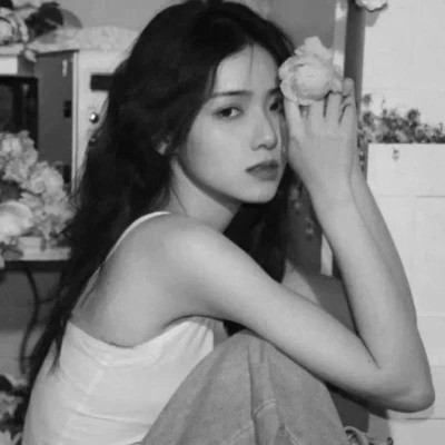 黑白高清女生可爱头像真人图片