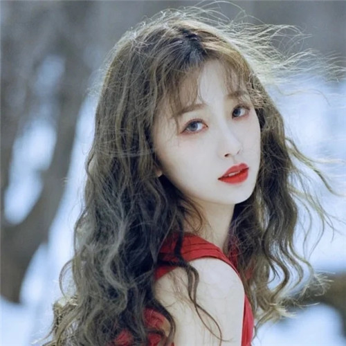 2025年最火女生微信头像图片