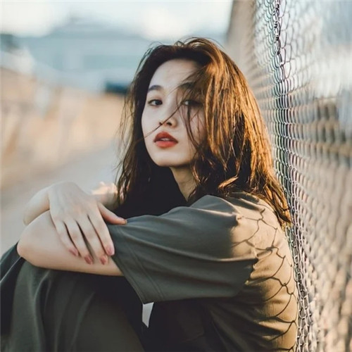 2025年最火女生微信头像图片