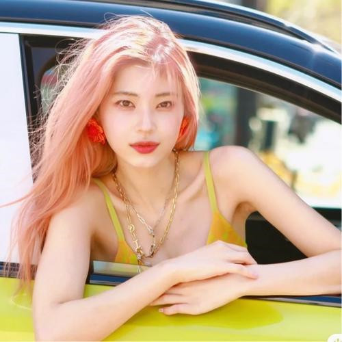 2025年最火女生微信头像图片