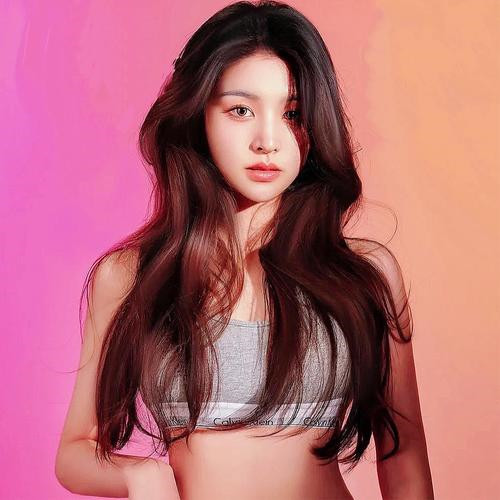 2025年最火女生微信头像图片