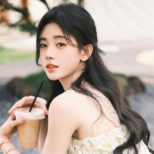 2025年最火女生微信头像图片