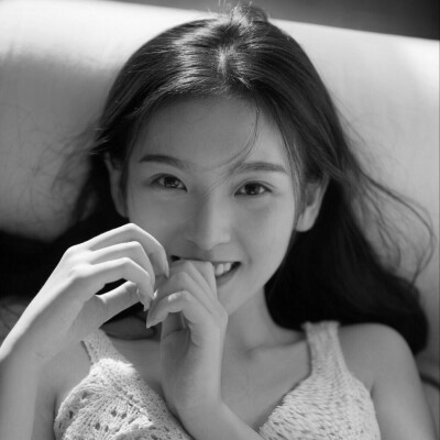 黑白女头可爱真人图片