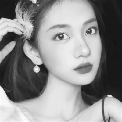 黑白女头可爱真人图片