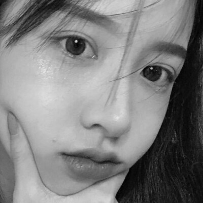 黑白女头可爱真人图片