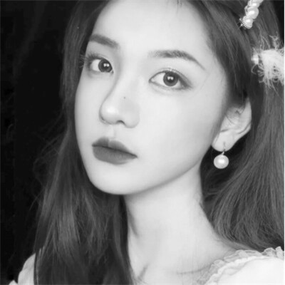 黑白女头可爱真人图片