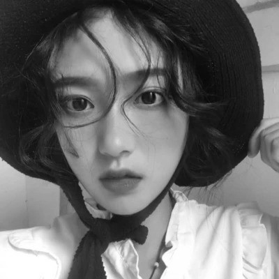 黑白女头可爱真人图片