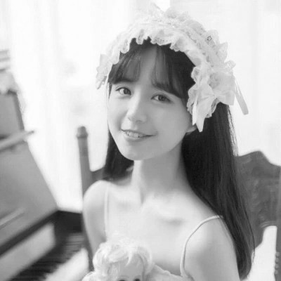 黑白女头可爱真人图片