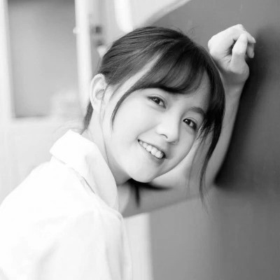 黑白女头可爱真人图片