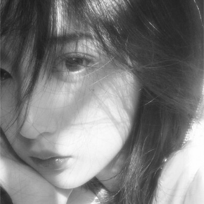 黑白女头可爱真人图片