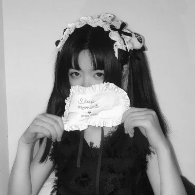 黑白女头可爱真人图片