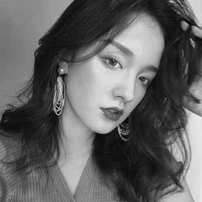 黑白女头可爱真人图片