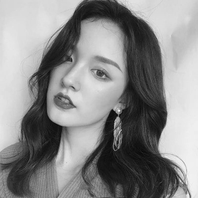 黑白女头可爱真人图片