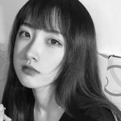 黑白女头可爱真人图片