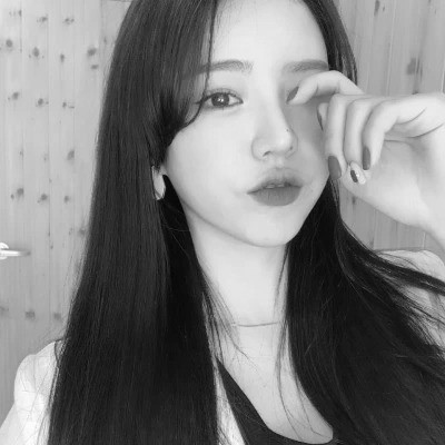 黑白女头可爱真人图片