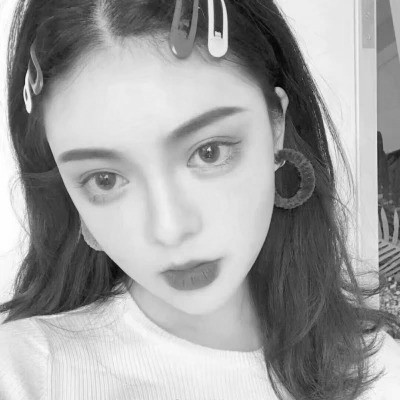 黑白女头可爱真人图片