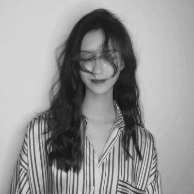 黑白女头可爱真人图片