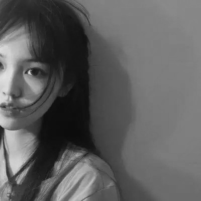 黑白女头可爱真人图片