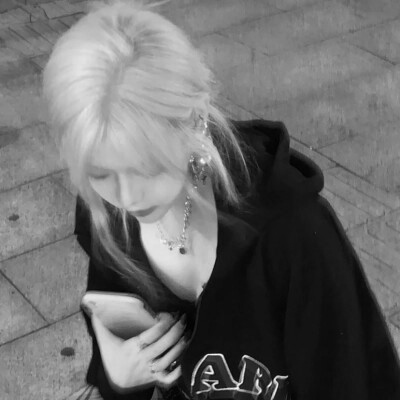 QQ黑白头像女生高级高清图片