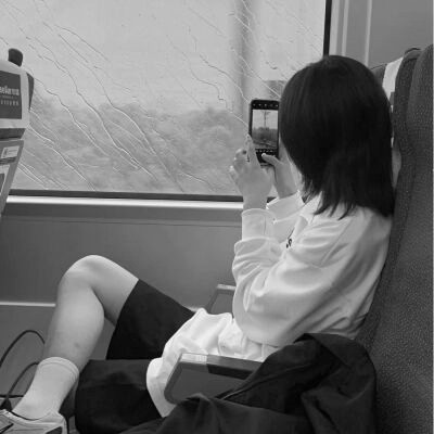 QQ黑白头像女生高级高清图片