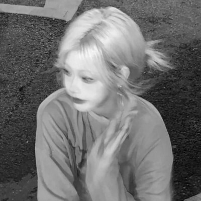 QQ黑白头像女生高级高清图片