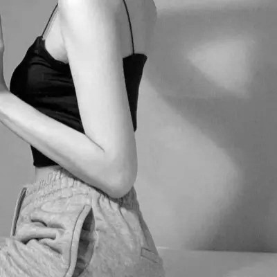 QQ黑白头像女生高级高清图片