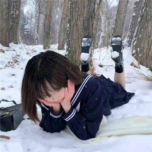 冬天大雪中女生微信头像真人图片