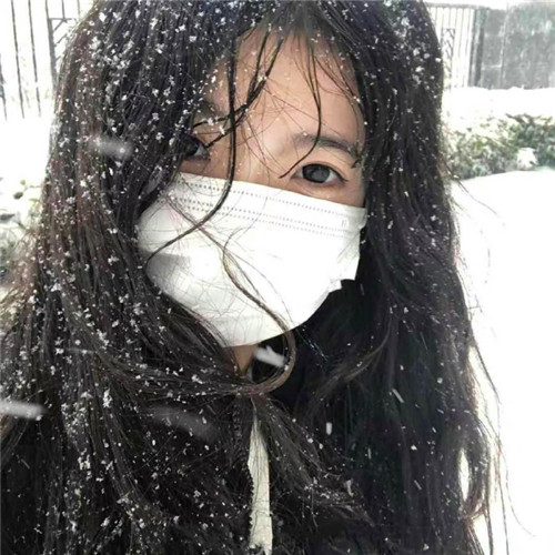 冬天大雪中女生微信头像真人图片