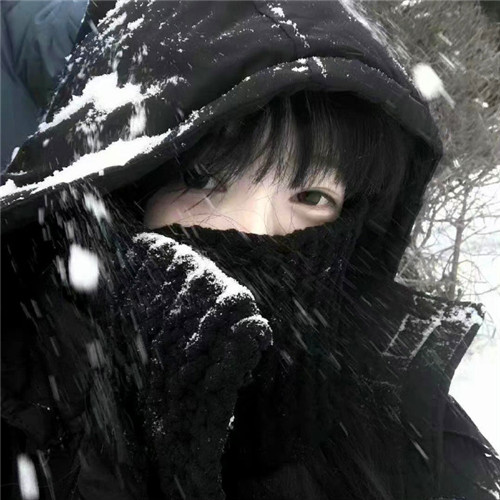 冬天大雪中女生微信头像真人图片