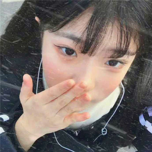 冬天大雪中女生微信头像真人图片