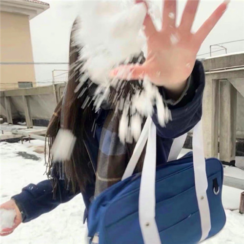 冬天大雪中女生微信头像真人图片