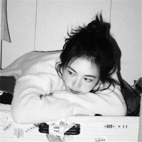 女生头像慵懒偏冷淡风黑白图片