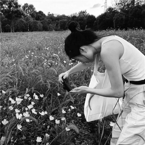 女生头像慵懒偏冷淡风黑白图片