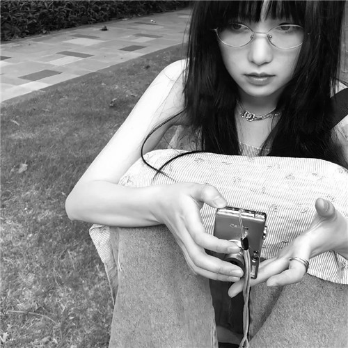 女生头像慵懒偏冷淡风黑白图片