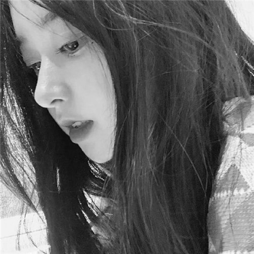 女生头像慵懒偏冷淡风黑白图片