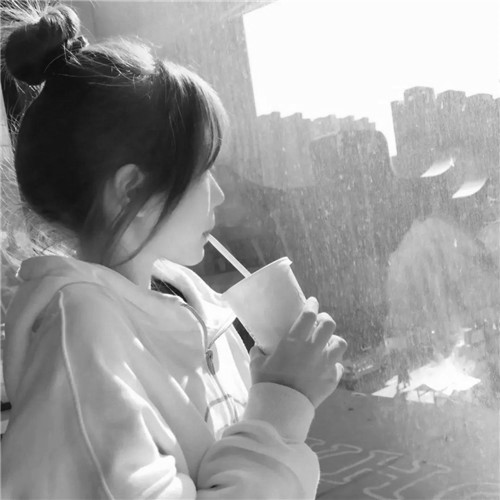 女生头像慵懒偏冷淡风黑白图片