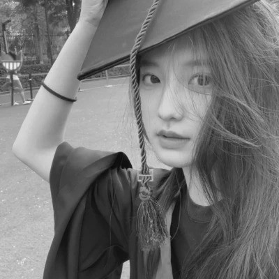 好看优质真人女头黑白图片