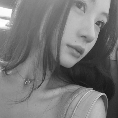 好看优质真人女头黑白图片