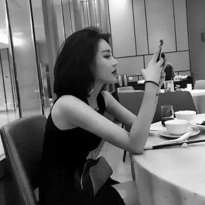 女生微信头像真人黑白图片