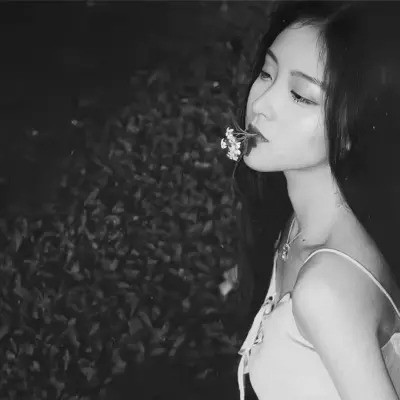 女生微信头像真人黑白图片