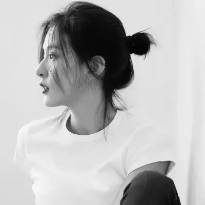 女生微信头像真人黑白图片