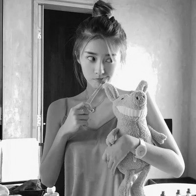女生微信头像真人黑白图片