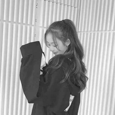 黑白清新女头图片