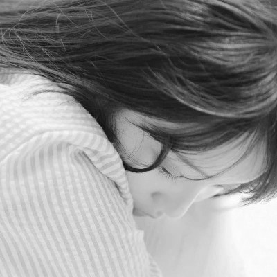 黑白清新女头图片