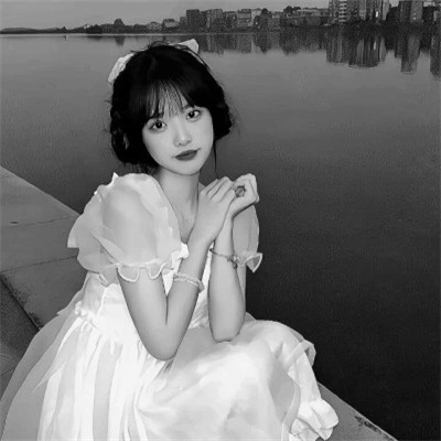 黑白气质女头像高清图片