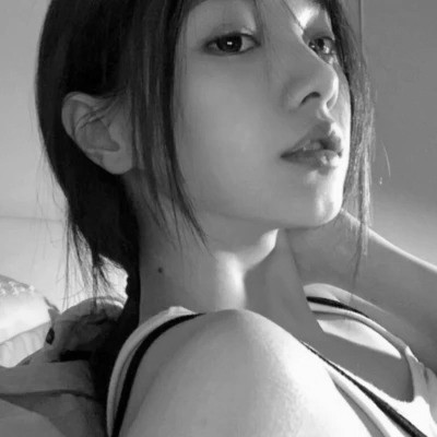 黑白气质女头像高清图片