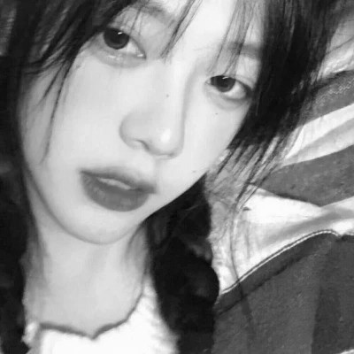 黑白气质女头像高清图片