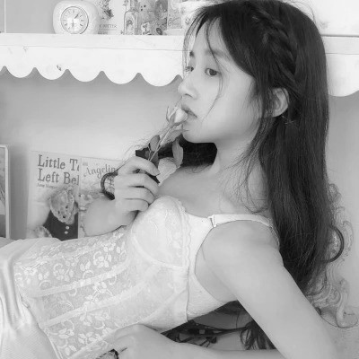 黑白气质女头像高清图片