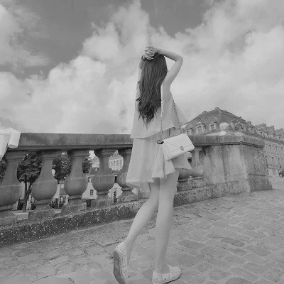 黑白气质女头像高清图片